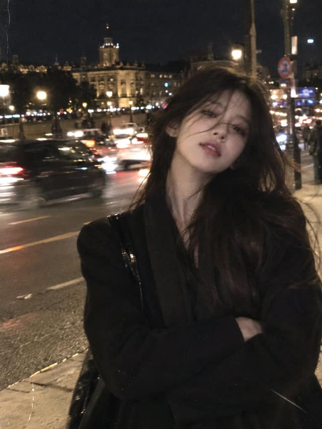 ins风胶片质感夜景街拍美女