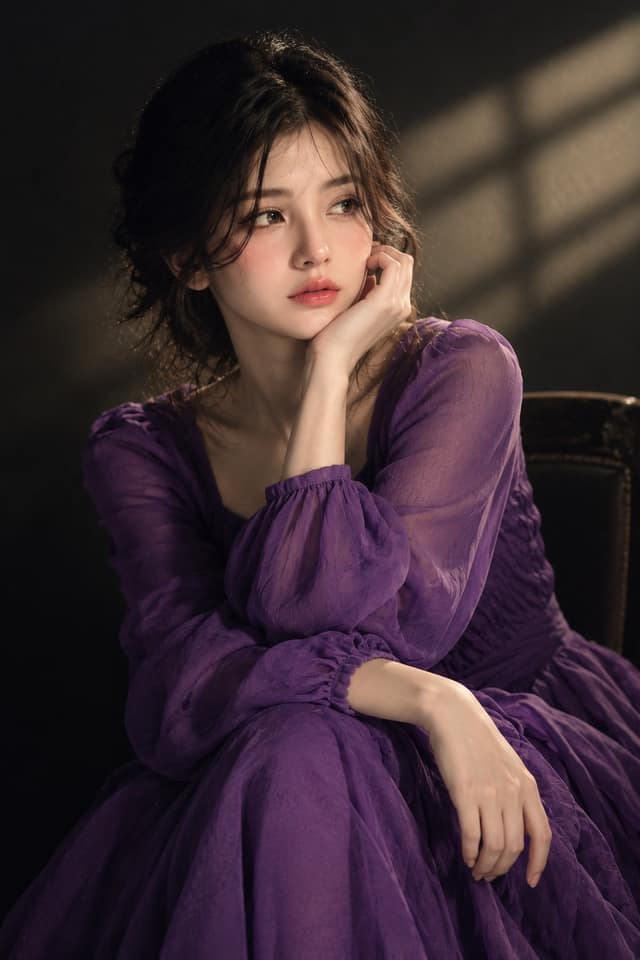 电影感伦勃朗光影紫裙少女肖像