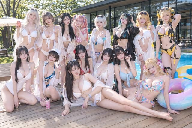 夏日泳池Cosplay女团大合照提示词
