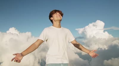 青春活力大学生：全景环绕仰望天空