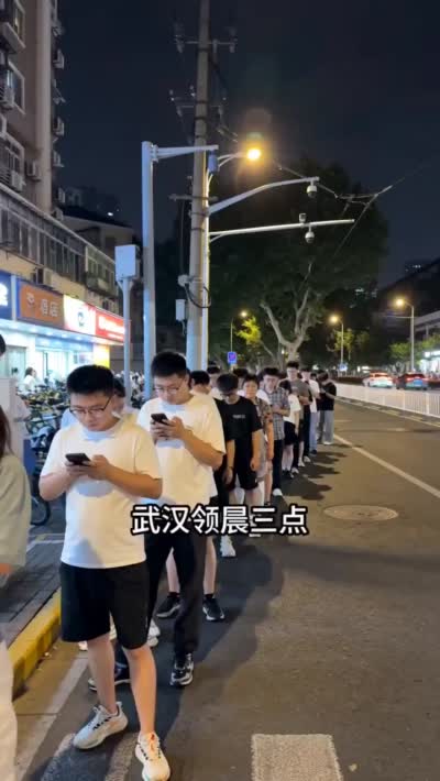 نمونهٔ 爆款街头采访视频脚本模板 | Seedance 2.0