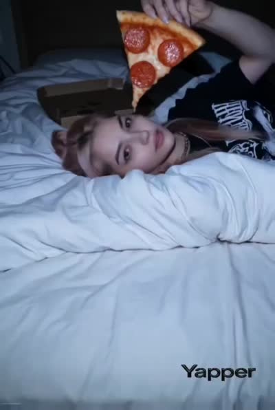 نمونهٔ 深夜披萨坦诚时刻：手持摄像机美学