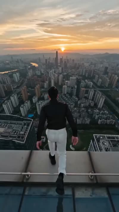 نمونهٔ 电影级都市飞行者：云端穿梭的视觉盛宴