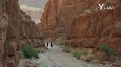 نمونهٔ 电影级沙漠峡谷骑马追逐实拍