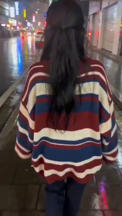 نمونهٔ 雨夜霓虹街头回眸甜笑少女