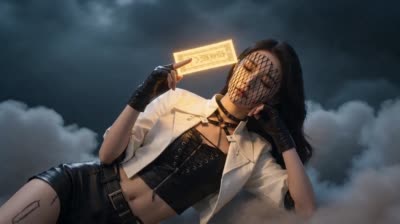 主角乘坐飞剑悬浮于云